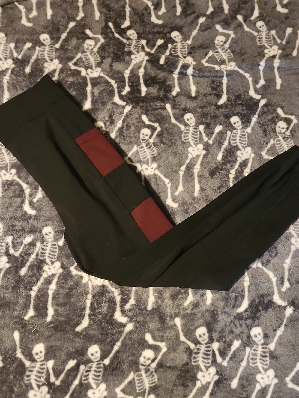 POP Fit Black Leggings with Burgundy Side Patch Pockets